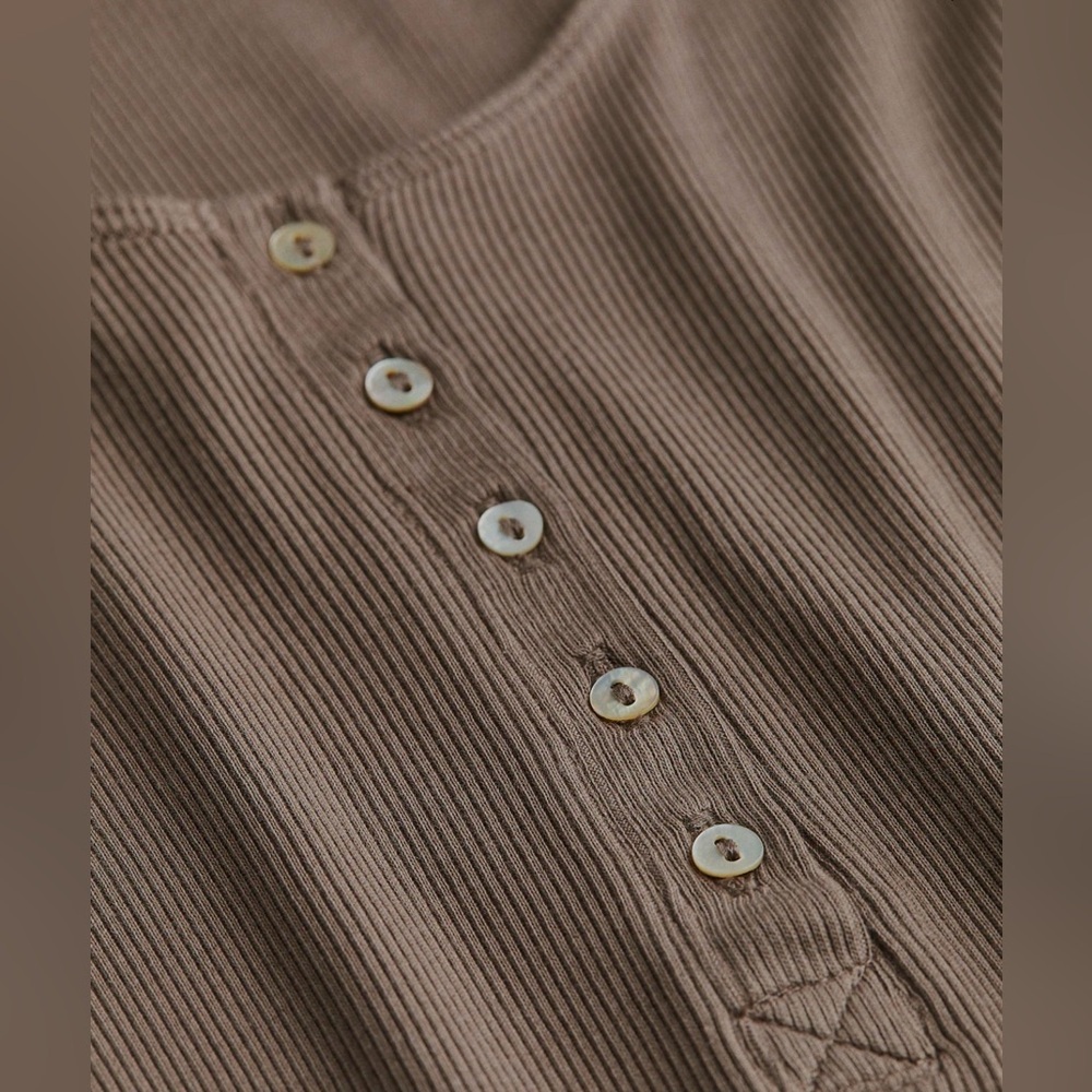 H&M Ribbed Button-Front Scoop Neck Top – XXL - Picture 6 of 6